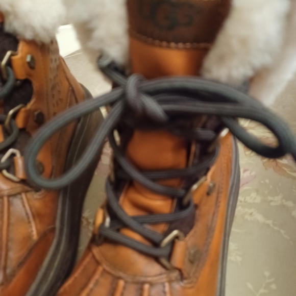 UGG Waterproof Leather Lace Up Boot with Sherling fur Size 7 Gorgeous - Picture 3 of 16